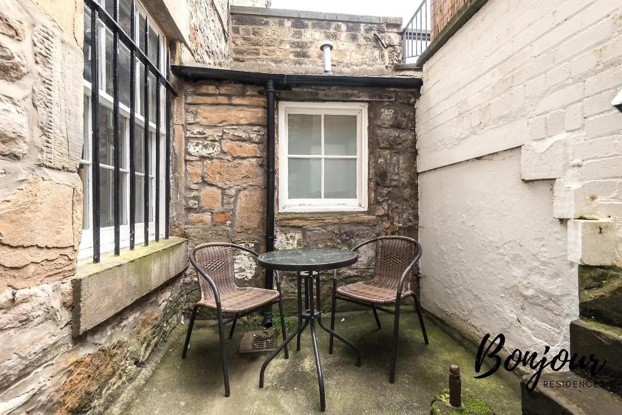 Montmartre Suite - New Town 3Br-3Ba Main Door - By Bonjour Residences Edinburgh 0*,  Velká Británie