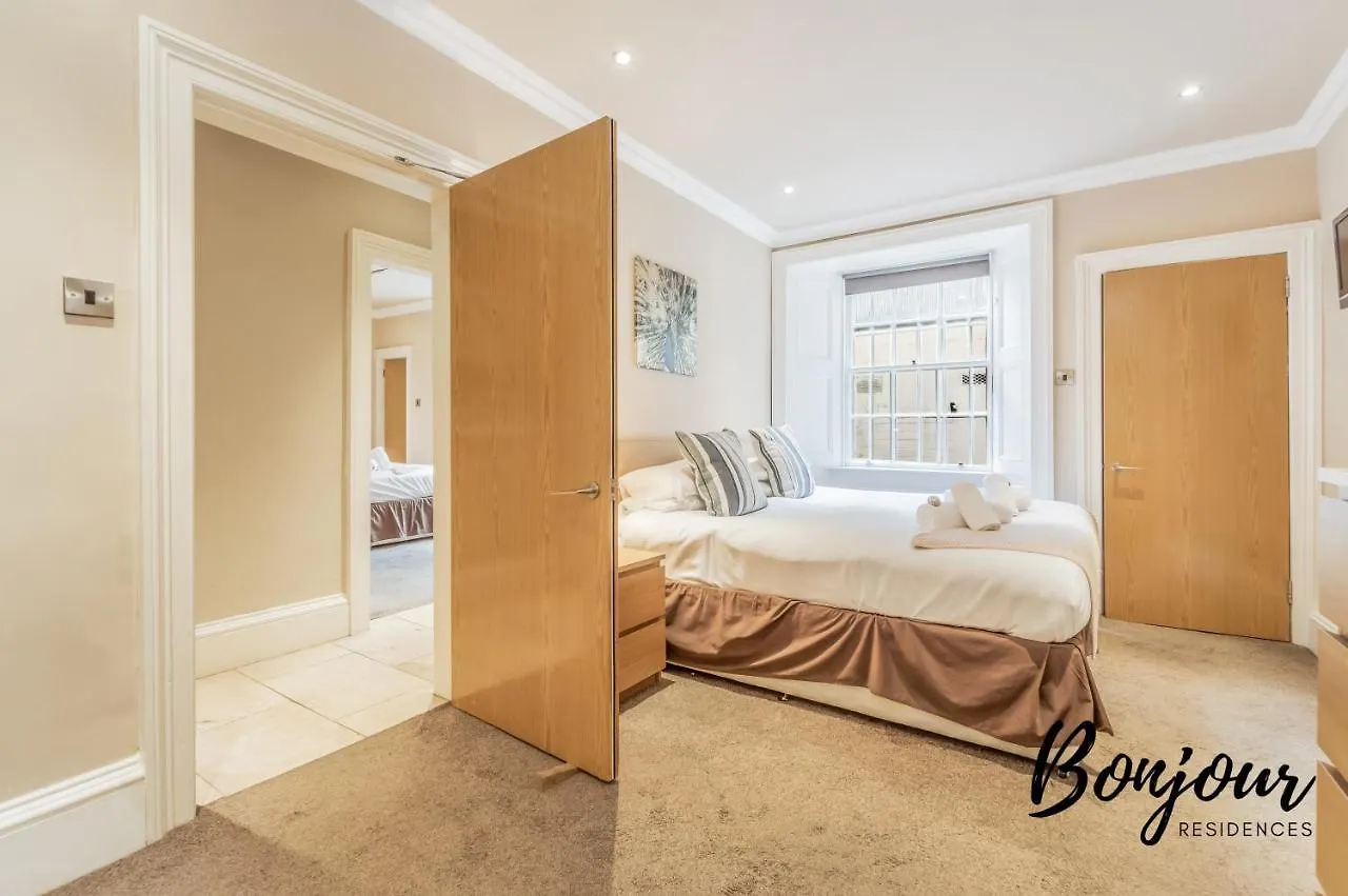 Montmartre Suite - New Town 3Br-3Ba Main Door - By Bonjour Residences Edinburgh 0*,