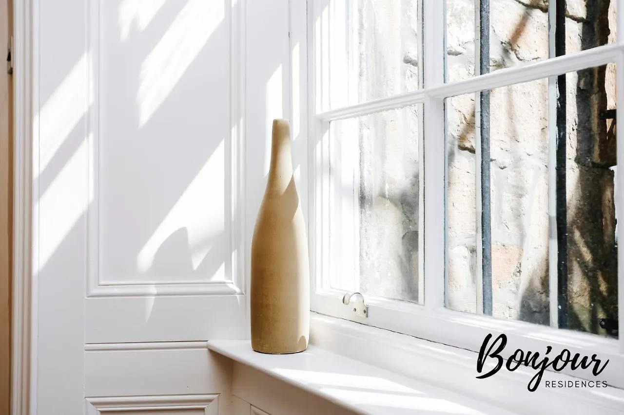 Montmartre Suite - New Town 3Br-3Ba Main Door - By Bonjour Residences Edinburgh